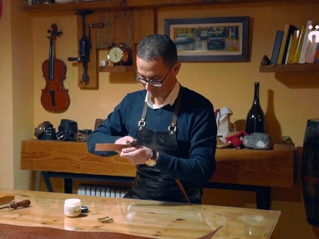 قصة أمين بن عبد المومن، فنان يحول الجلود إلى منتجات فنية فاخرة من حقائب، وإكسسوارات جلدية أخرى