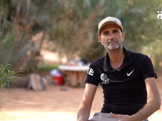 من قلب غرداية، حوّل طارق بليدي أرضا جرداء إلى واحة خضراء عبر مشروعه “حديقة العالم”