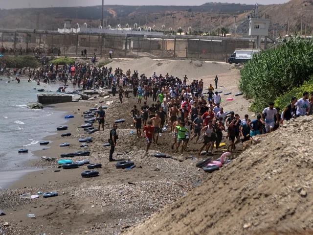 كيف سبح 60,000 شخص إلى الأراضي الإسبانية