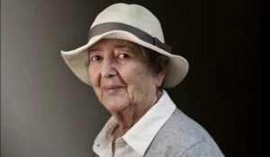 Elaine mokhtefi